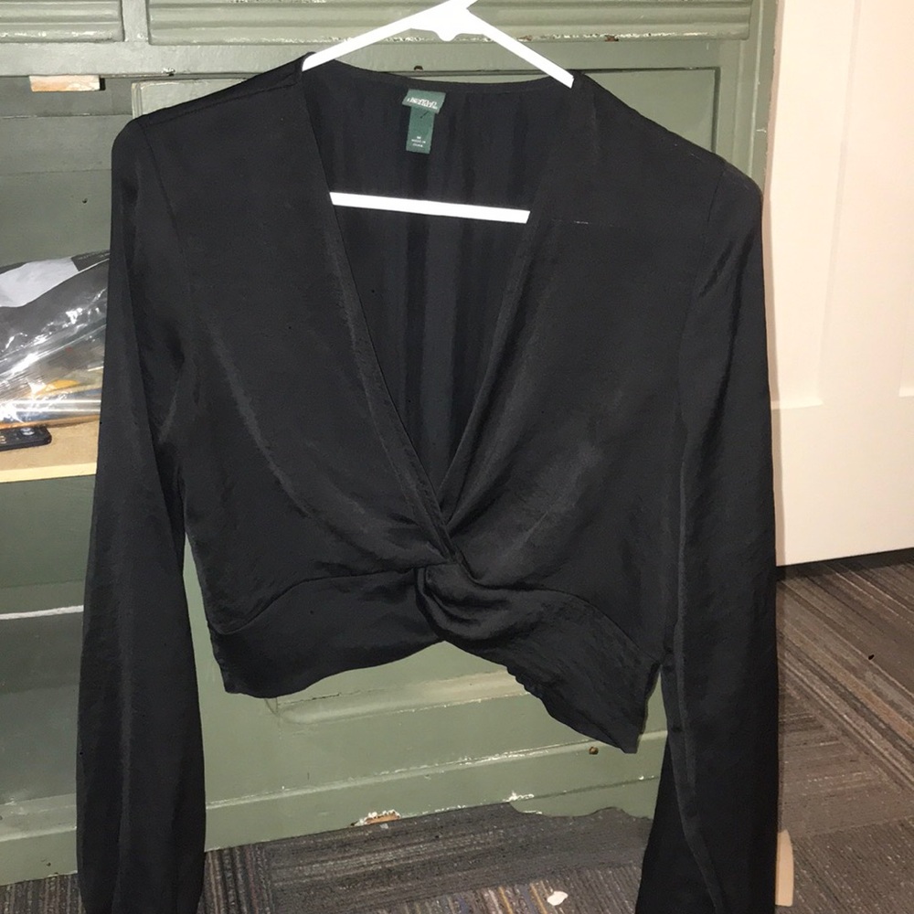 Cropped black top